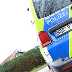 Leichenteile gefunden: Einsatzkräfte der Polizei sichern ein Gebäude im Dorf Utugast in Ostfriesland