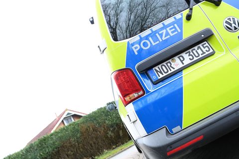 Leichenteile gefunden: Einsatzkräfte der Polizei sichern ein Gebäude im Dorf Utugast in Ostfriesland