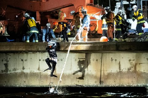 Rettungsschwimmer im Hafen von Kawasaki