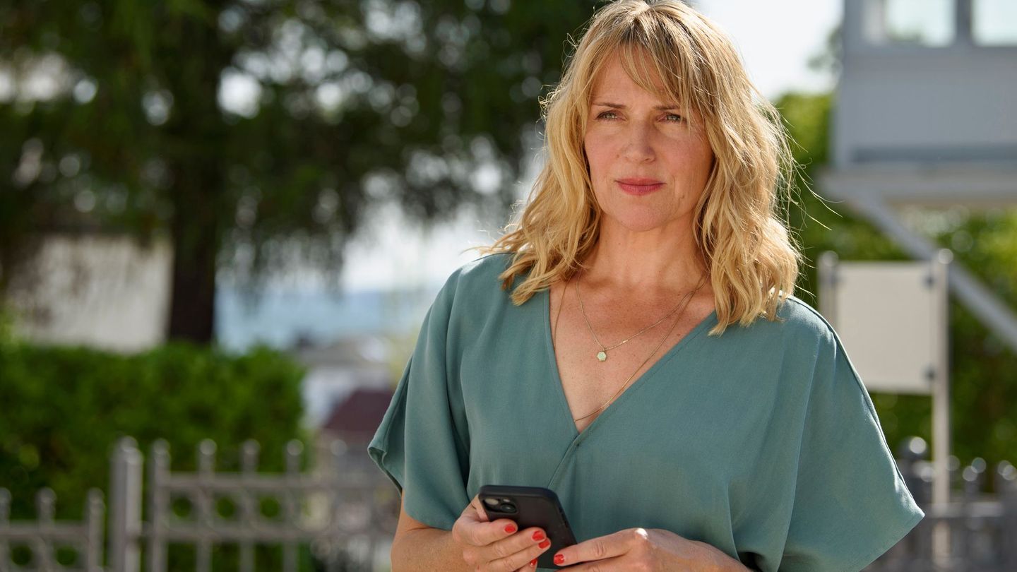 Nora Kaminski ist im neuen Film der ARD Degeto Reihe "Praxis mit Meerblick – Liebe auf Attest" vor allem privat als Mutter gefordert.