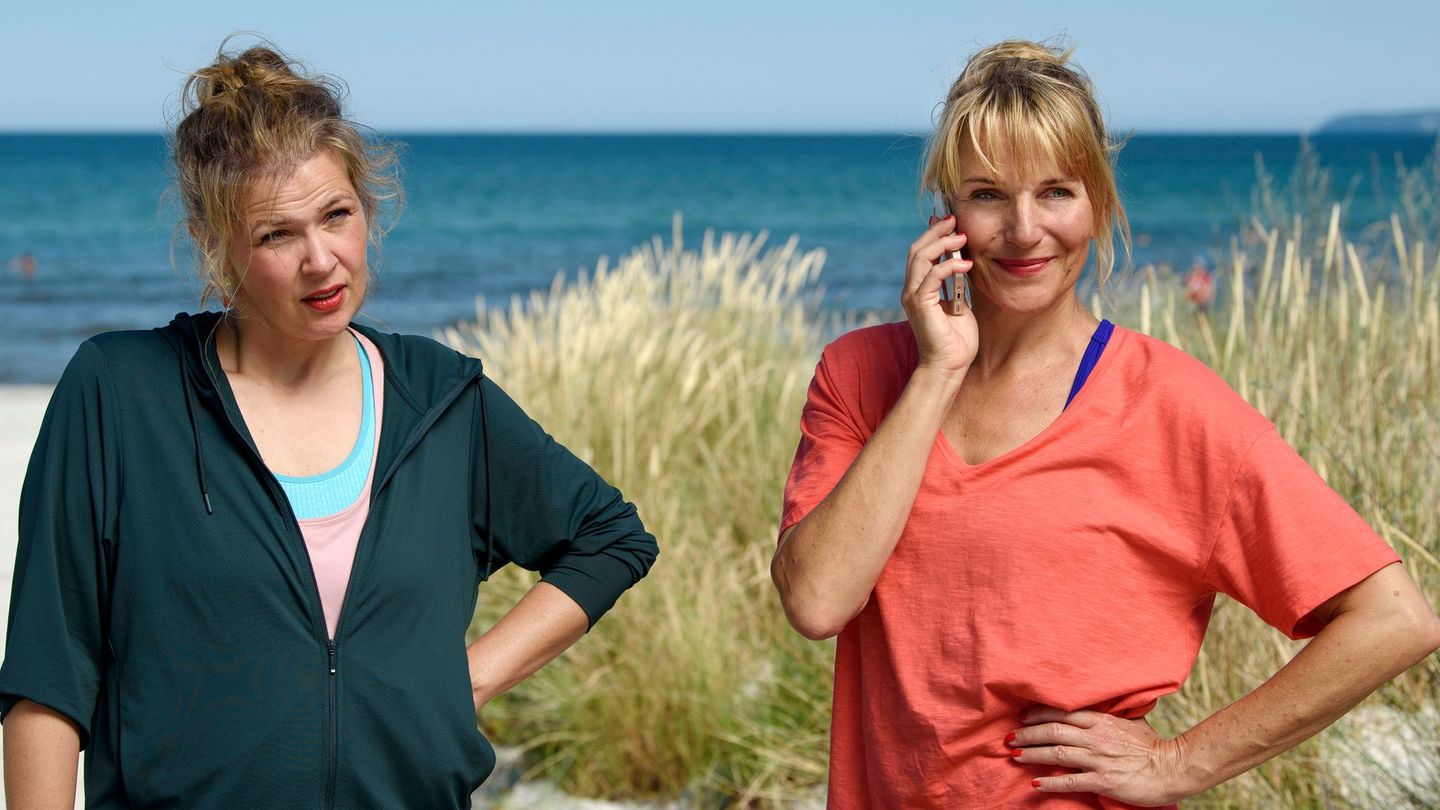Bei einer morgendlichen Joggingrunde treffen Franziska Jäger (Tina Amon Amonsen, links) und Nora Kaminski (Tanja Wedhorn) den Strandwirt Ole, dem es gar nicht gut geht.