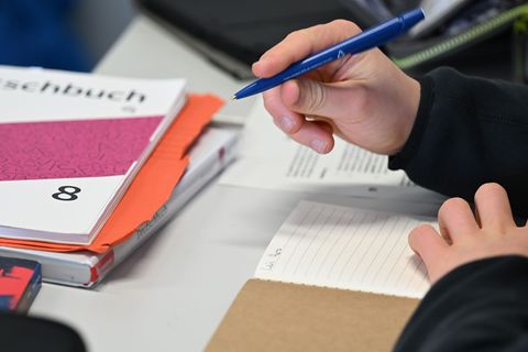 Man müsse bei Hausaufgaben und in Prüfungen in unteren Klassen die Handschrift fordern, um Täuschung zu verhindern, sagt der DL-