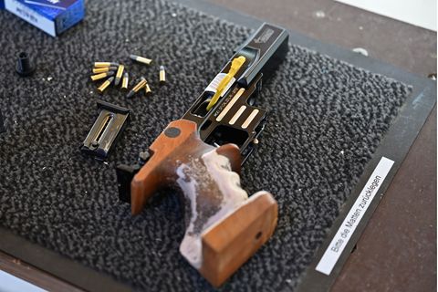 Ein Sicherungsfaden - hier gelb - zeigt an, dass die Waffe nicht geladen ist. Foto: Michael Brandt/dpa