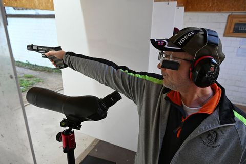 Mario Hoss zielt mit seiner Postole. Foto: Michael Brandt/dpa