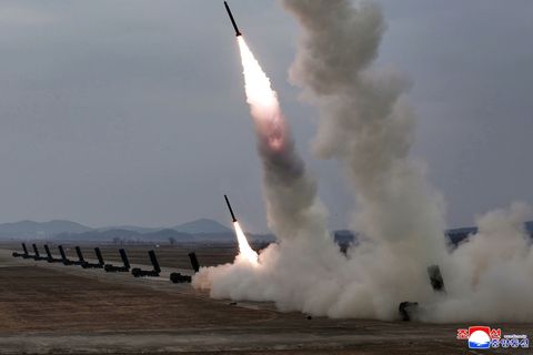 Nordkorea hat erneut mehrere Raketen getestet. (Archivbild) Foto: Uncredited/KCNA via KNS/AP/dpa