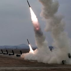 Nordkorea hat erneut mehrere Raketen getestet. (Archivbild) Foto: Uncredited/KCNA via KNS/AP/dpa