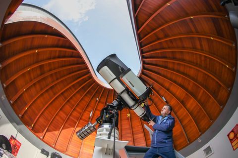 Sternwarten wie die in Rodewisch im Vogtland mit Leiter Olaf Graf sind als außerschulische Lernorte gefragt. (Archivbild) Foto: