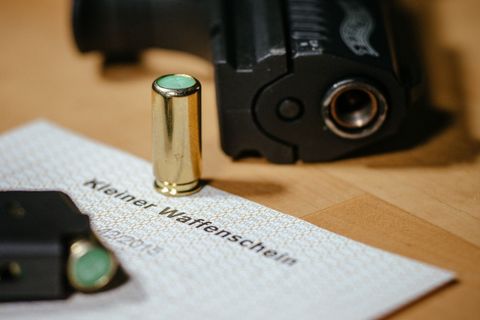 Schreckschusswaffen dürfen mit kleinem Waffenschein geführt werden – die Zahl der Erlaubnisse steigt. (Symbolbild) Foto: Oliver
