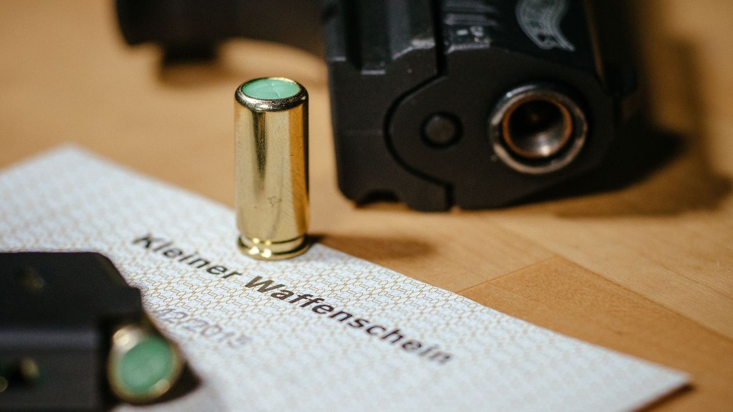 Schreckschusswaffen dürfen mit kleinem Waffenschein geführt werden – die Zahl der Erlaubnisse steigt. (Symbolbild) Foto: Oliver