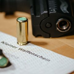 Schreckschusswaffen dürfen mit kleinem Waffenschein geführt werden – die Zahl der Erlaubnisse steigt. (Symbolbild) Foto: Oliver