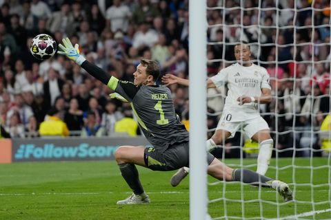Das Dauerduell: Manuel Neuer pariert einen Schuss von Kylian Mbappé. Foto: Bernat Armangue/AP/dpa