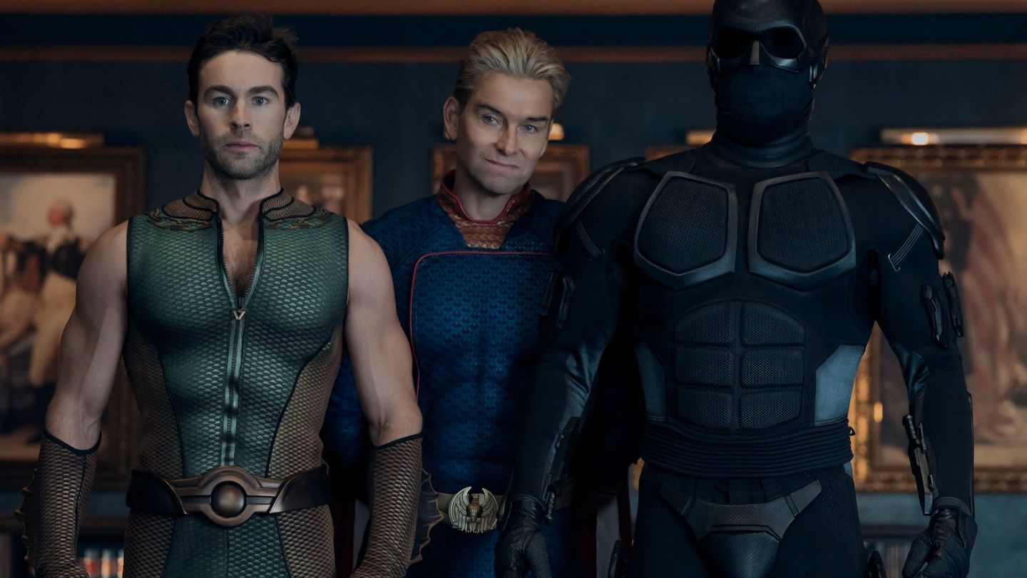 Homelander (Antony Starr, Mitte) hat Spezialaufträge für seine Vasallen The Deep (Chace Crawford, links) und Black Noir (Nathan Mitchell).