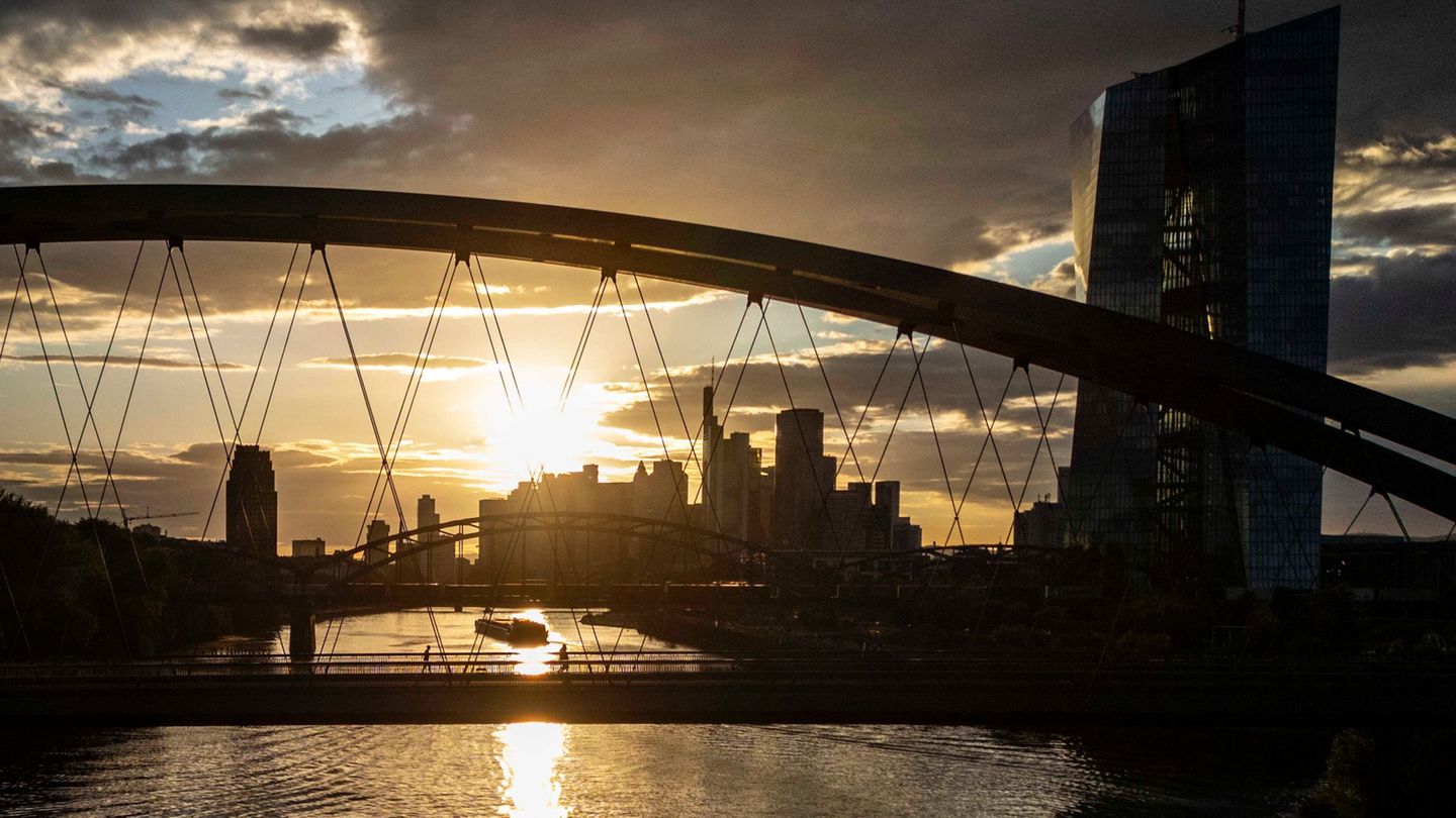 Überwiegend freundliche Tage werden in Hessen erwartet. (Symbolbild) Foto: Boris Roessler/dpa