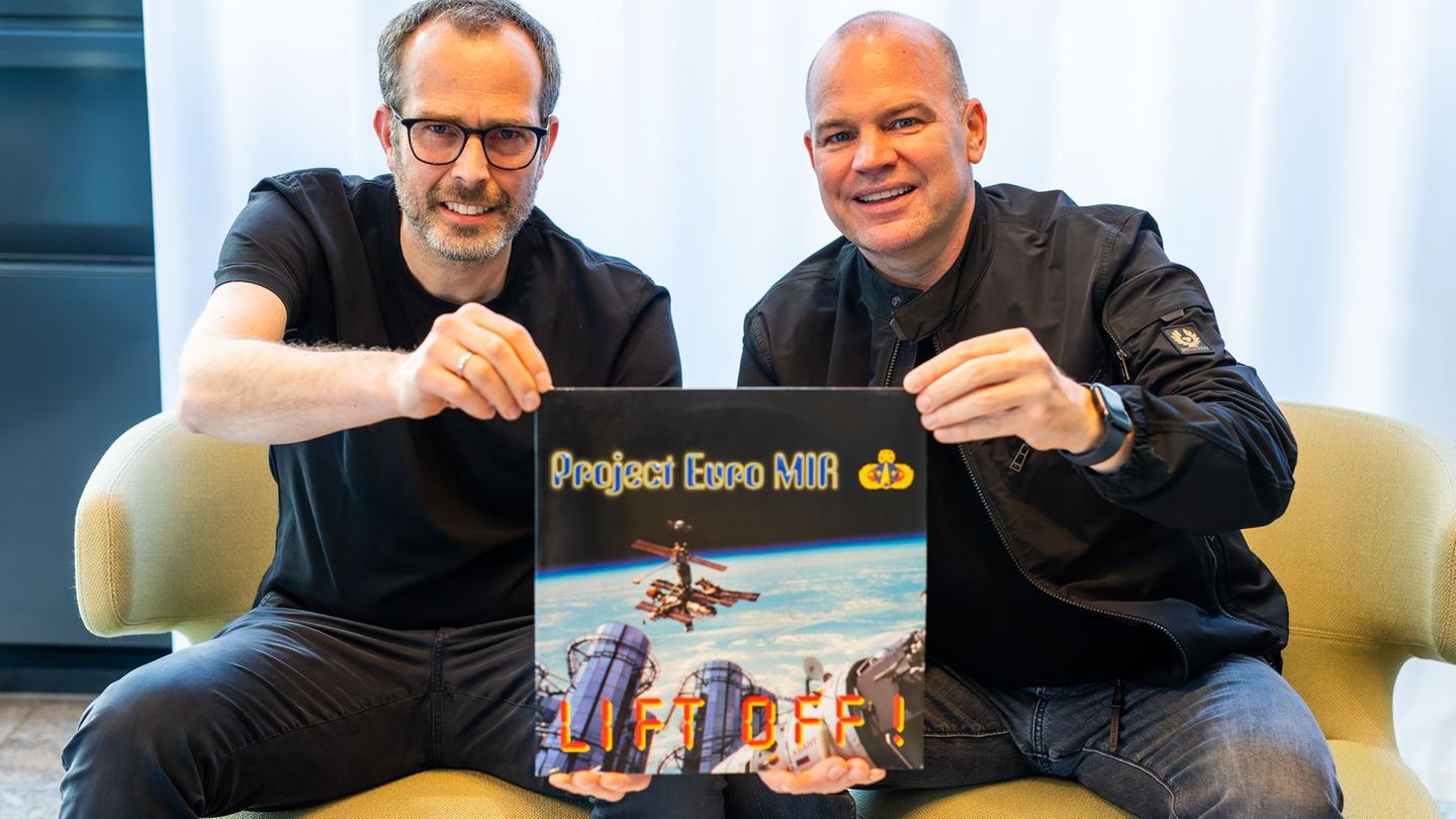 Benjamin Klug (l) und Christian Steiger (r) haben vor rund 30 Jahren den Achterbahn-Soundtrack geschrieben. Foto: Philipp von Di