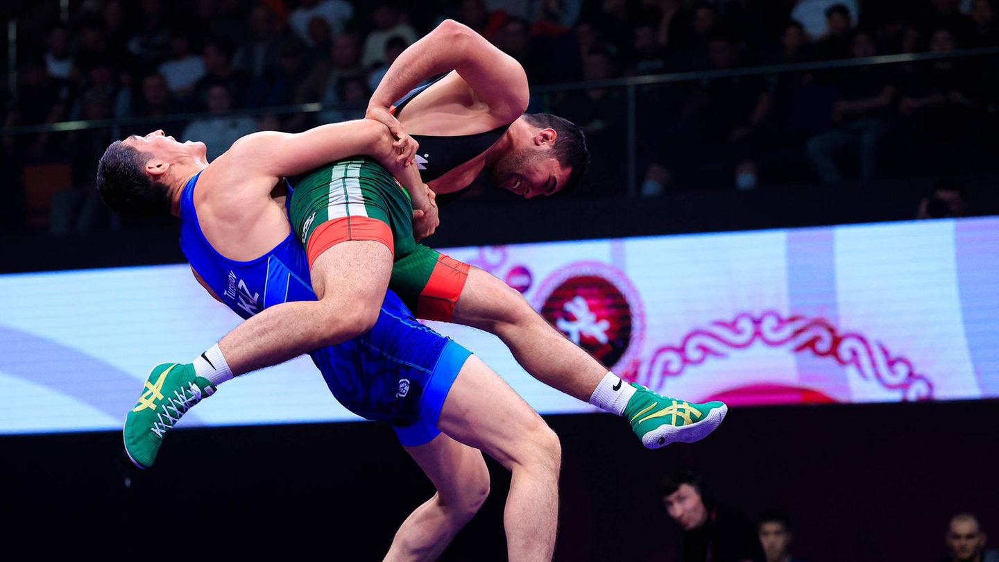 Bishkek, Kirgisistan. Nichts für schwache Menschen: Vom 6. bis 12. April finden die Asian Wrestling Championships statt. Hier schleudert der Kasache Nursultan Tursynov (l.) den Turkmenen Dovletmyrat Bayramov durch die Gegend.