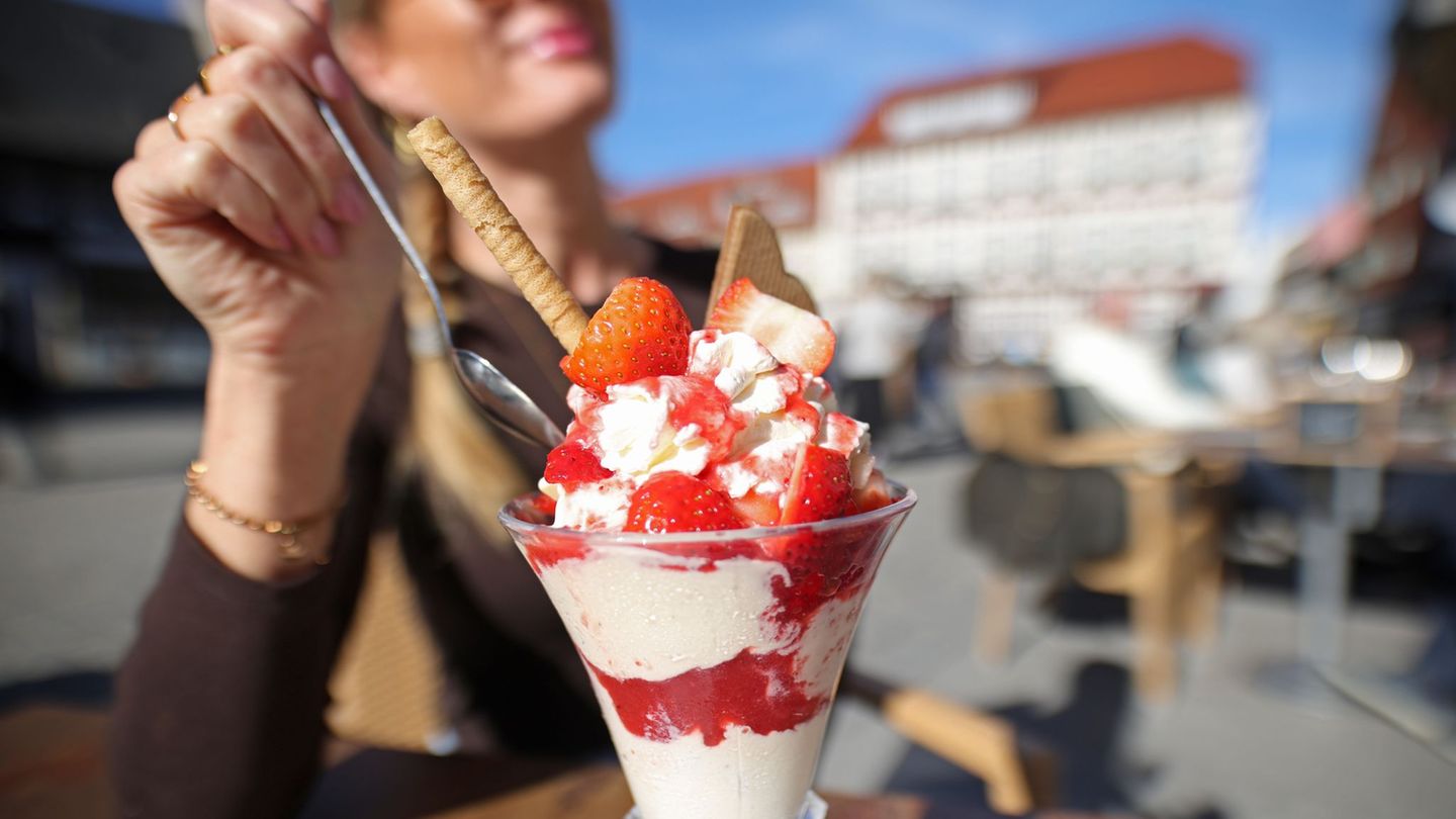 Die Aussichten der nächsten Tage laden zu einem Eis im Freien ein. (Archivbild) Foto: Matthias Bein/dpa
