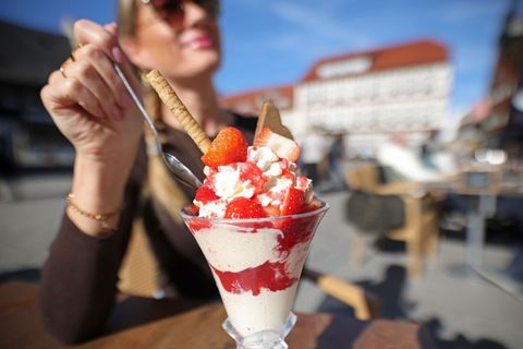 Die Aussichten der nächsten Tage laden zu einem Eis im Freien ein. (Archivbild) Foto: Matthias Bein/dpa