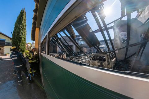 Der Brand brach in der Lagerhalle eines Weinguts aus. Foto: Andreas Arnold/dpa
