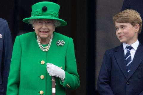 Königin Elizabeth II. mit ihrem Urenkel Prinz George am 5. Juni 2022 zur Feier ihres 70. Thronjubiläums auf dem Balkon des Buc