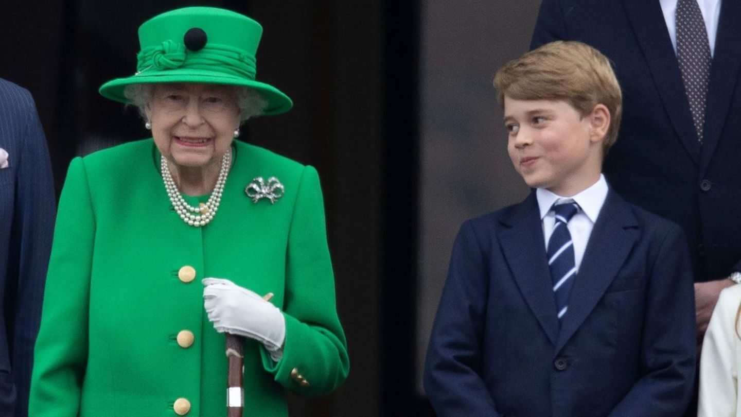 Königin Elizabeth II. mit ihrem Urenkel Prinz George am 5. Juni 2022 zur Feier ihres 70. Thronjubiläums auf dem Balkon des Buc