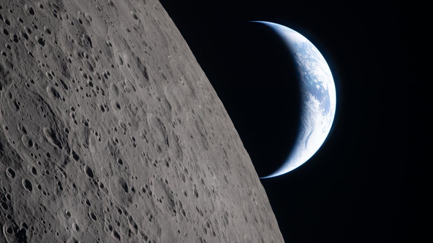 Die Erde geht hinter dem Mond unter