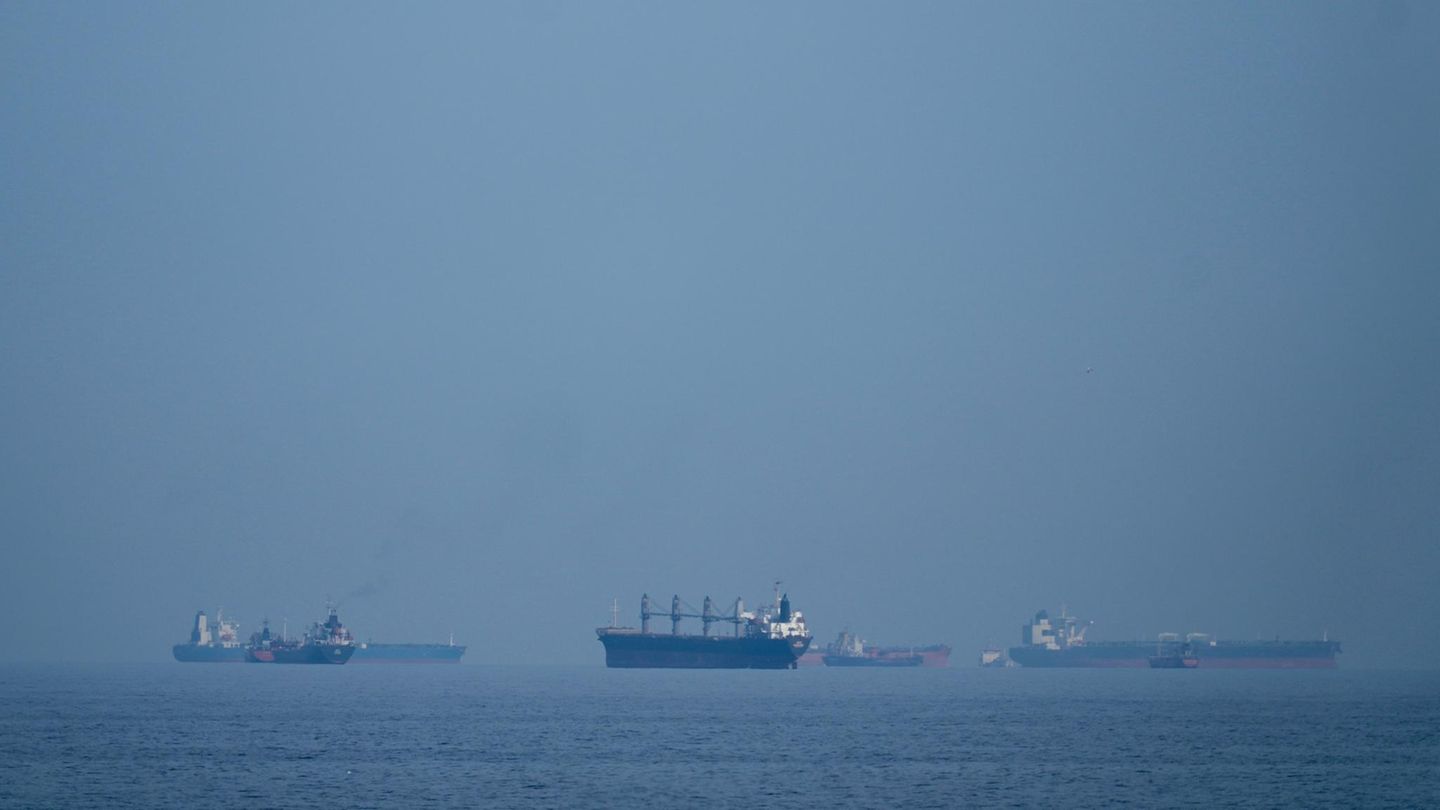 Irankrieg: Öltanker und Frachtschiffe reihen sich in der Straße von Hormus auf (Archivbild)
