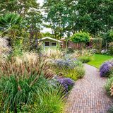 Ganz in der Farbwelt der Wimbledon Championships gehalten ist dieser Garten. Für einen Tenniscourt war leider kein Platz mehr.