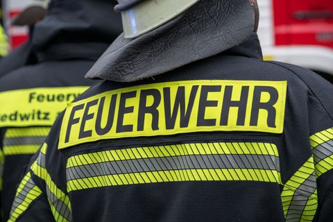 Mehrere Feuerwehren rückten zu dem Einsatz aus. (Symbolbild) Foto: Daniel Vogl/dpa