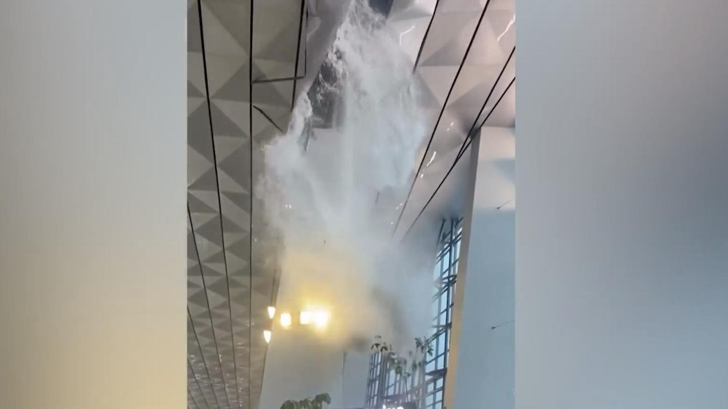 Indonesien: Ungeplante „Regendusche“ – Wassermassen brechen durch Flughafendecke