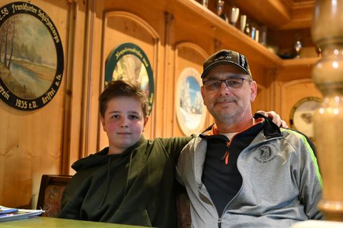 Das jüngste Vereinsmitglied Lukas Mühlhofer (l) sitzt neben einem der ältesten Mitglieder, Mario Hoss. Foto: Michael Brandt/dpa
