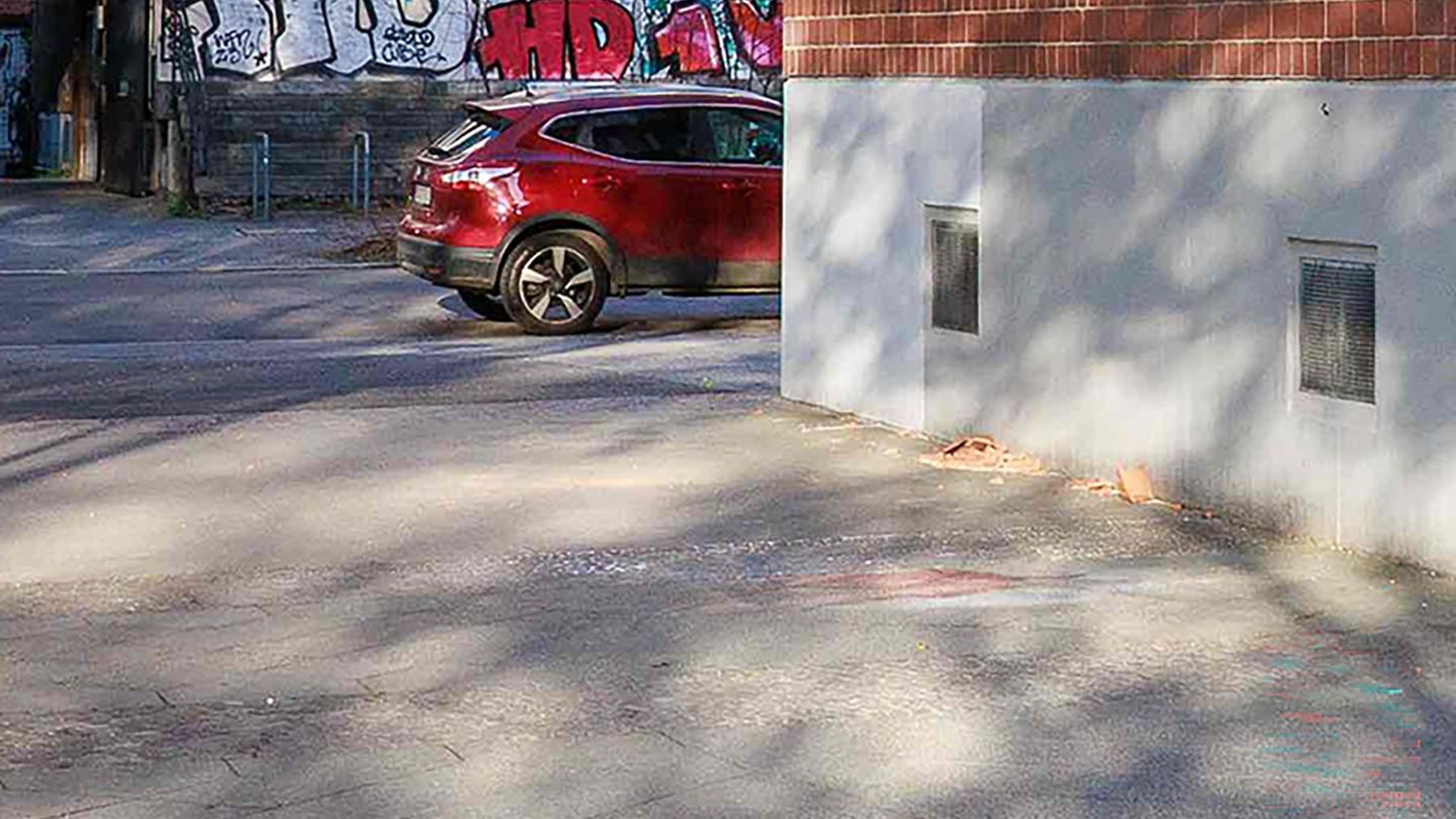 Rettungskräfte wurden am Montag zum Berliner Vinetaplatz alarmiert. Foto: Carsten Koall/dpa