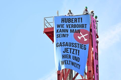Die Aktivisten hatten auf dem Bohrturm ein Protestbanner befestigt. (Archivbild) Foto: Uwe Lein/dpa