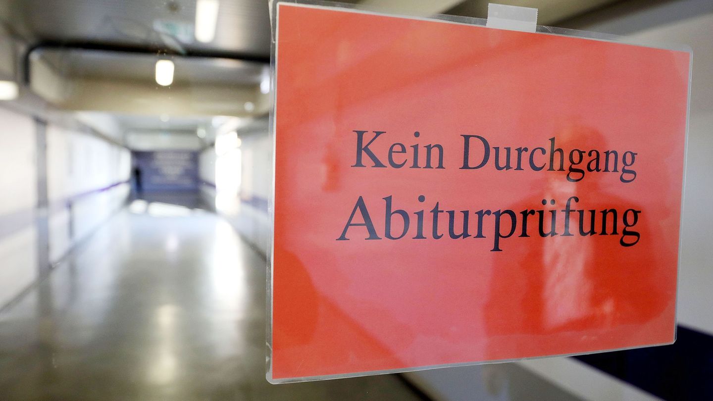 Wegen der Rückkehr zu G9 gibt es in NRW dieses Jahr viele tausend Abiturienten weniger als 2025. (Symbolbild) Foto: Oliver Berg/