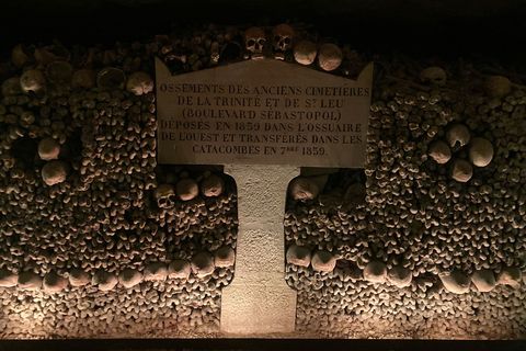 Die Pariser Katakomben entstanden Ende des 18. Jahrhunderts während einer Gesundheitskrise. Foto: Sabine Glaubitz/dpa