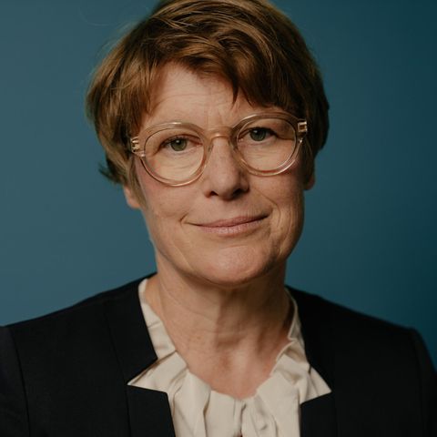 Veronika Grimm schaut gerade in die Kamera