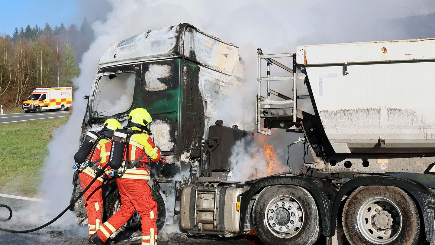 Der Fahrer konnte sich selbstständig in Sicherheit bringen. Foto: Ralf Hettler/dpa