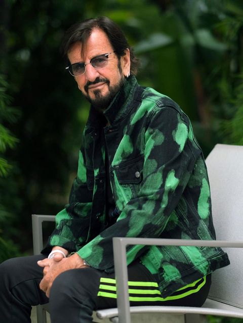 Ringo Starr sitzt auf einem Stuhl im grünen