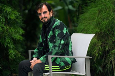 Ringo Starr sitzt auf einem Stuhl im grünen