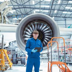 Ein junger Fluggerätemechaniker bei der Arbeit (Symbolbild)