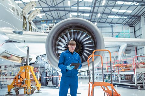 Ein junger Fluggerätemechaniker bei der Arbeit (Symbolbild)