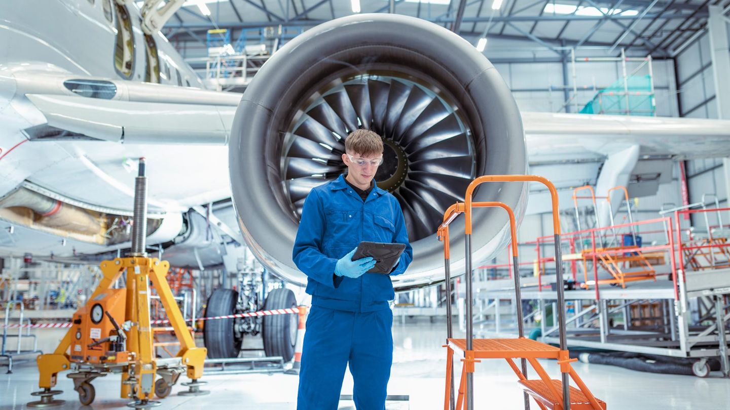 Ein junger Fluggerätemechaniker bei der Arbeit (Symbolbild)