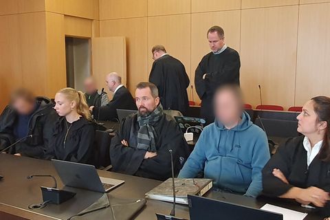 Das Gericht verhängte Haftstrafen gegen vier Männer wegen einer illegalen Zigarettenfabrik. Foto: Martin Höke/dpa