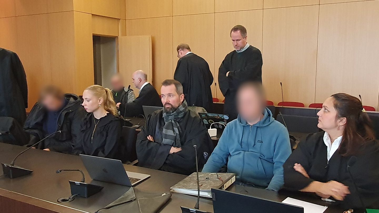 Das Gericht verhängte Haftstrafen gegen vier Männer wegen einer illegalen Zigarettenfabrik. Foto: Martin Höke/dpa