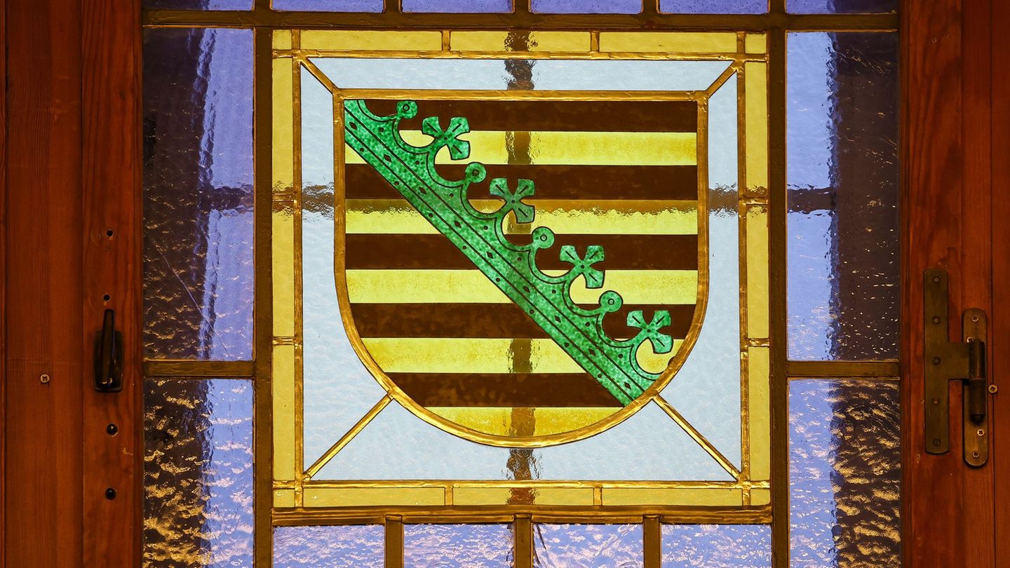 Ein 36-Jähriger muss wegen Körperverletzung und Raubes vor Gericht. (Archivbild) Foto: Jan Woitas/dpa