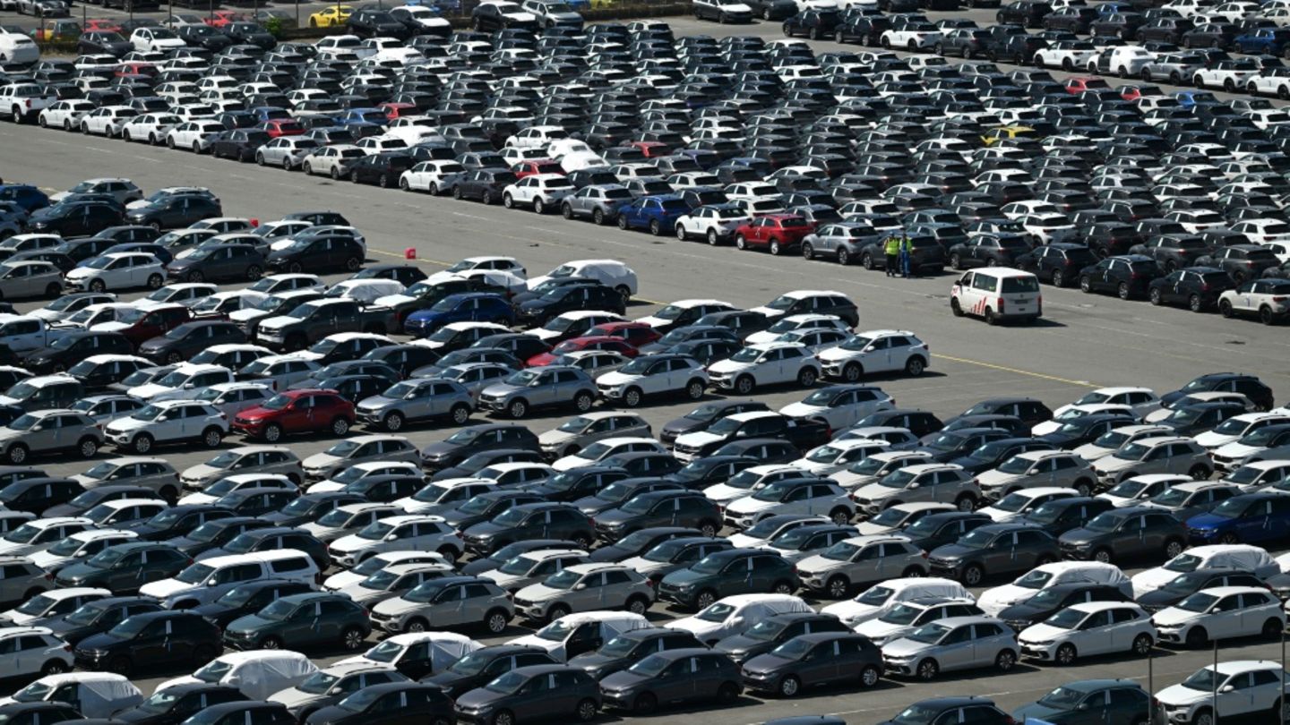 Autos des Volkswagen-Konzerns warten in Emden auf Export