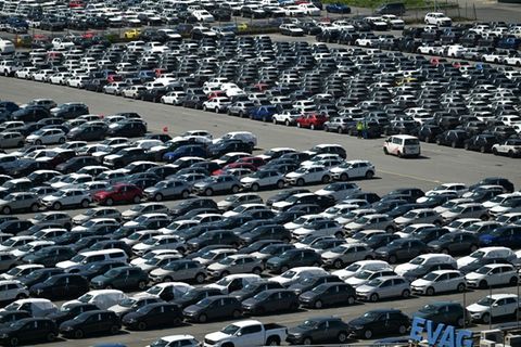 Autos des Volkswagen-Konzerns warten in Emden auf Export