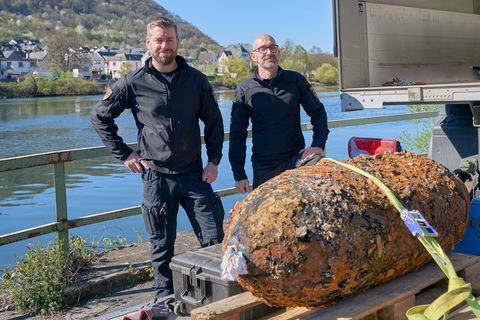 Marco Ofenstein (r) und Sascha Hummrich vom Kampfmittelräumdienst (KMRD) haben die Bombe gemeinsam entschärft. Foto: Sascha Dits