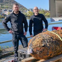 Marco Ofenstein (r) und Sascha Hummrich vom Kampfmittelräumdienst (KMRD) haben die Bombe gemeinsam entschärft. Foto: Sascha Dits