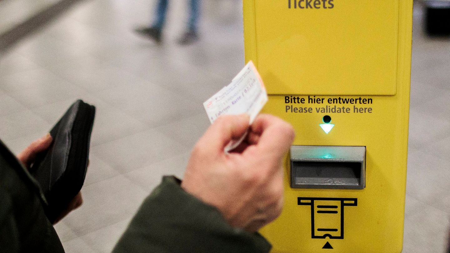 Mit Ticket ist man in Bus und Bahn auf der sicheren Seite – doch was passiert mit denen, die keines kaufen? (Symbolbild) Foto: C