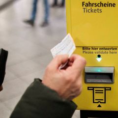Mit Ticket ist man in Bus und Bahn auf der sicheren Seite – doch was passiert mit denen, die keines kaufen? (Symbolbild) Foto: C
